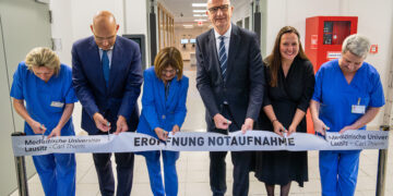 Feierliche Bandzerschneidung zur Eröffnung der neuen Notaufnahme an der MUL – CT in Cottbus. (Bild: M.Ender/MUL CT)
