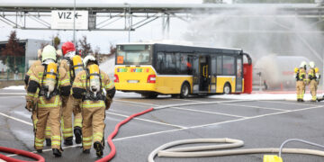 Am 28. September 2024 probten die Freiwillige Feuerwehr der Stadt Schwarzheide, Einsatzkräfte des Rettungsdienstes und der Katastrophenschutzeinheiten des Landkreises Oberspreewald-Lausitz sowie die Werkfeuerwehr der BASF Schwarzheide GmbH den Ernstfall. Mehr als 100 Einsatzkräfte waren bei einer Großschadensübung im Einsatz. (Bild: BASF /OSL)