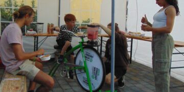 Wer in die Pedale tritt, bekommt ein leckeres Getränk. Dafür sorgt das Smoothiebike der Verkehrswacht Cottbus e.V. beim Hoffest im Rahmen der Interkulturellen Woche in Spremberg. Foto: Daniela Kühn/FreiwilligenAgentur Spremberg