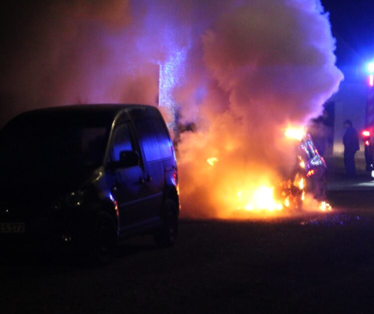 Brennender PKW in Cottbus-Sachsendorf; Foto: Blaulichtreport Lausitz