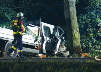 Transporter prallt gegen Baum: Fünf Verletzte bei Unfall in Kolkwitz