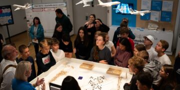 Cottbuser Schülerinnen und Schüler waren heute die ersten, die die neue Ausstellung in der Newton Flight Academy Brandenburg begutachten und ausprobieren durften. Beim Lausitz Science Park können sie selbst als Stadtplaner*innen tätig werden. Foto: BTU/Kenneth Marter