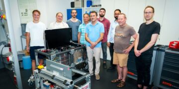 Die Vorbereitungen für ein Parabelflug-Experiment dauern etwas ein halbes Jahr. Dem Team, das konzentriert alle Einzelheiten berücksichtigt, gehören insgesamt elf Personen an. (Foto: BTU, Sascha Thor)