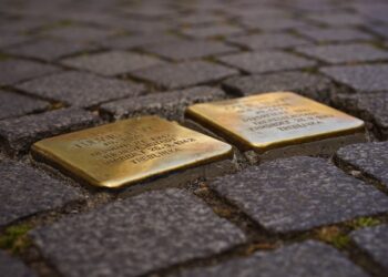 Erinnerung an NS-Opfer: Forst verlegt erste Stolpersteine