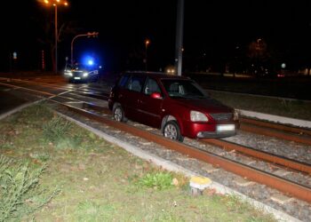 Cottbus: Mit dem Auto ins Gleisbett gefahren; Foto: Blaulichtreport Lausitz
