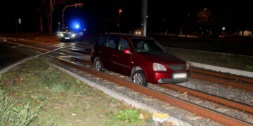 Cottbus: Mit dem Auto ins Gleisbett gefahren; Foto: Blaulichtreport Lausitz