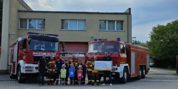 Daniel Ziegler, Technischer Geschäftsführer von EEW Großräschen (re.), und Produktionsleiter Marcus Rostalski (li.) sagen Danke und übergeben Gina Zukunft, Betreuerin der Jugendfeuerwehr (2. v.l.), Olaf Schulz, Kinderfeuerwehrwart (M.), Robin Metzger, Jugendfeuerwehrwart (3. v.r.), Robert Noack, Ortswehrführer (2. v.r.), sowie der Kinder- und Jugendfeuerwehr der Ortswehr Großräschen-Nord (mittig) einen symbolischen Spendenscheck über 1.000 Euro.
