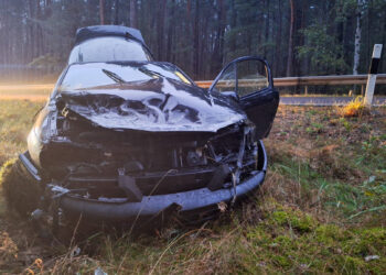 Unfall auf der L51: Auto prallt gegen Leitplanke und landet im Graben