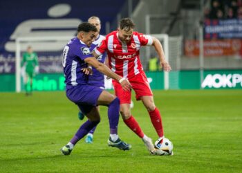 Aue, Deutschland 22. Oktober 2024:
3 . Liga - 2024/2025 - Erzgebirge Aue vs. FC Energie Cottbus  Im Bild: v. li. im Zweikampf Ali Loune (Erzgebirge Aue) und Timmy Thiele (Energie Cottbus)  ///   DFB  regulations prohibit any use of photographs as image sequences and/or quasi-video   ///