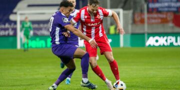 Aue, Deutschland 22. Oktober 2024:
3 . Liga - 2024/2025 - Erzgebirge Aue vs. FC Energie Cottbus  Im Bild: v. li. im Zweikampf Ali Loune (Erzgebirge Aue) und Timmy Thiele (Energie Cottbus)  ///   DFB  regulations prohibit any use of photographs as image sequences and/or quasi-video   ///