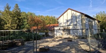 Baustart auf dem Waldfriedhof. Der Vorplatz zur Trauerhalle wird neu gestaltet. (Bild. Stadt Senftenberg)