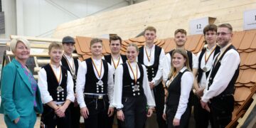 Meisterlich: Dachdecker-Elite aus zehn Bundesländern. „Nehmen Sie die positive Energie dieses Wettbewerbs mit in ihre Bundesländer“: Corina Reifenstein, Präsidentin der Handwerkskammer Cottbus (Bild: Fotografie Steffen Rasche)