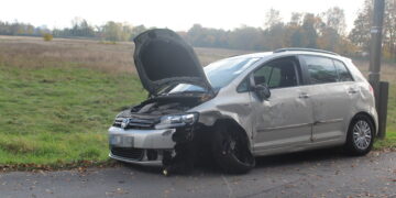 Unfall in Cottbus-Ströbitz, Auto prallt gegen Baum; Foto: Blaulichtreport Lausitz