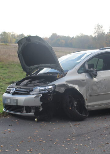 Unfall in Cottbus-Ströbitz, Auto prallt gegen Baum; Foto: Blaulichtreport Lausitz