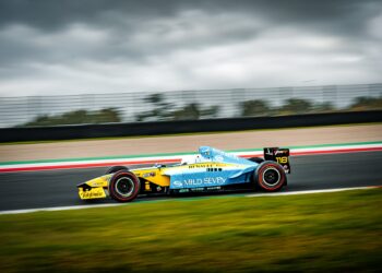 Spannung in Mugello: Lausitzer Racer Clausnitzer bleibt im Titelrennen