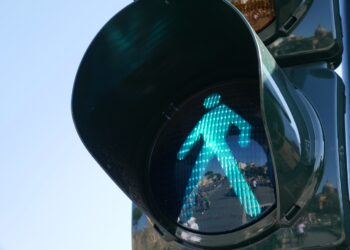 Lübben erhält ersehnte Fußgängerampel an stark befahrener Einmündung