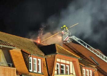 Vetschau: Feuerwehr löscht Dachbrand in unbewohntem Mehrfamilienhaus