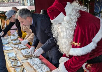 Cottbuser Weihnachtsmarkt mit Stollenanschnitt offiziell eröffnet!