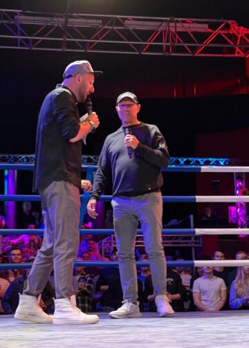 Moderator des Abends Benjamin Hanschke (li.) und prominenter Gast Axel Schulz bei der Cottbuser Boxnight 2024