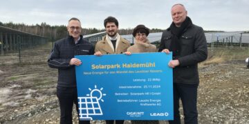 Inbetriebnahme des PV-Parks Haidemühl - – v.l.n.r.: LEAG-Vorstandsvorsitzender Adi Roesch, Dominique Guillou, CEO LEAG Renewables; die Welzower Bürgermeisterin Birgit Zuchold und Hagen Rösch. Foto: LEAG