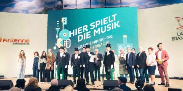 Foto SocialMedia LKEE/ Philipp Strelitz: Elbe-Elster 2024 auf der Bühne in der Brandenburghalle: U.a. mit den Finsterwalder Sängern warb die Gastgeberstadt Finsterwalde für den Brandenburg-Tag im Landkreis EE.