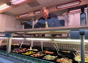 Mediterraner Genuss: Neuer Stand bereichert Spremberger Wochenmarkt