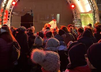Glühwein, Lichterglanz & Musik: Finsterwalde lädt zum Weihnachtsmarkt