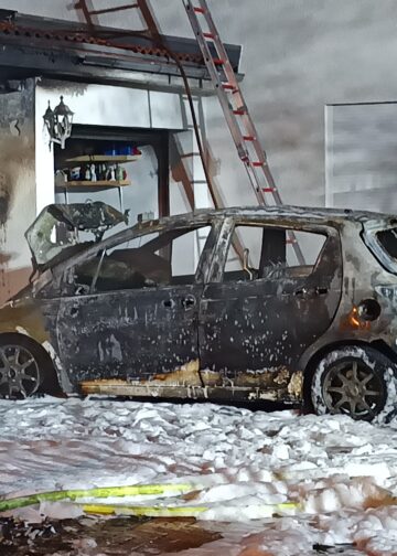 Fahrzeugbrand unter Carport in Cottbus-Branitz