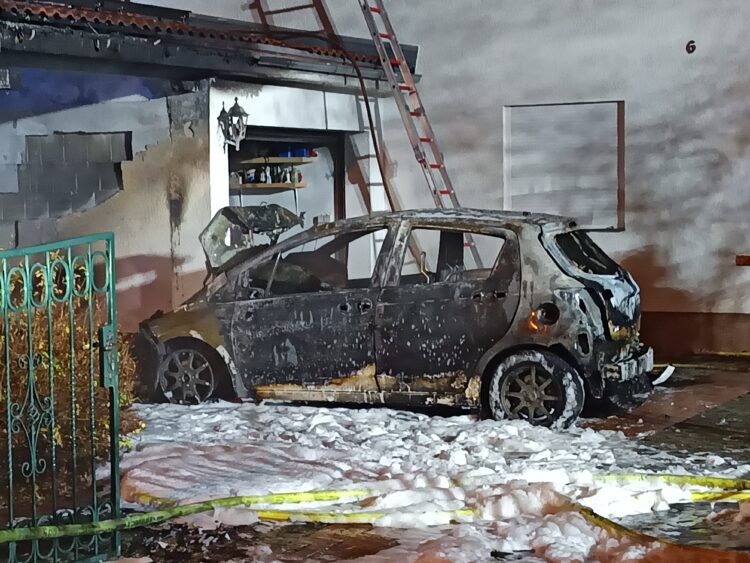 Fahrzeugbrand unter Carport in Cottbus-Branitz