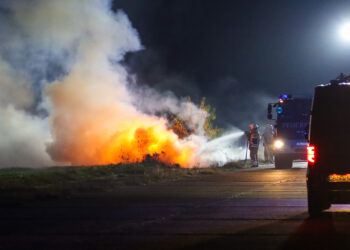 Strohballenbrand auf dem Flugplatz Cottbus; Foto: Blaulichtreport Lausitz