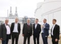 Auf einer Werkrundfahrt zeigte Jürgen Fuchs, Geschäftsführer der BASF Schwarzheide GmbH (2.v.re.) den Lausitzer BASF-Produktionsstandort. (BASF/ Steffen Rasche)