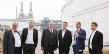 Auf einer Werkrundfahrt zeigte Jürgen Fuchs, Geschäftsführer der BASF Schwarzheide GmbH (2.v.re.) den Lausitzer BASF-Produktionsstandort. (BASF/ Steffen Rasche)