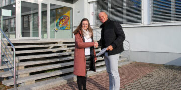 Geschäftsführerin Juliane Kirfe und Veit Burmeister nach der Unterzeichnung des Mietvertrages (Bild: Lausitzer Seenland Klinikum)