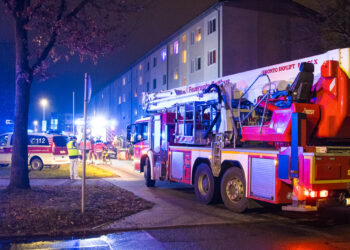 Ermittlungen nach Brand in Cottbuser Wohnhaus. Kellertür in Flammen
