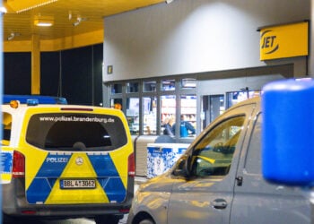 Cottbus: Mitarbeiterin in Tankstelle angegriffen. Täter flüchtig