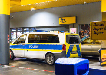 Cottbus: Mitarbeiterin in Tankstelle angegriffen. Täter flüchtig