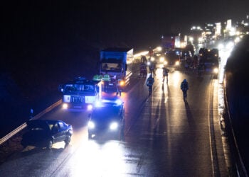 Unfall auf der A13: Eine Person verletzt, einstündige Sperrung