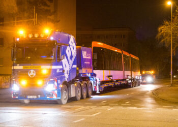 Zweite neue Straßenbahn ist da! Schwertransport rollte durch Cottbus