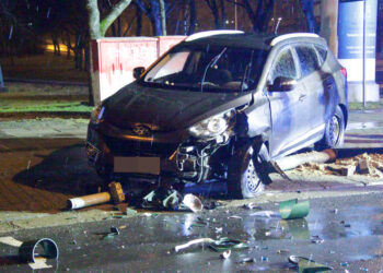 Auto gegen Ampel geprallt. Fahrerin bei Unfall in Cottbus verletzt