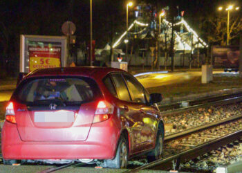 Unfall in Cottbus: Wieder verirrte sich ein Auto ins Gleisbett