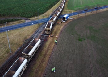 Burxdorf: Auto mit Güterzug zusammengestoßen. Waggons entgleist