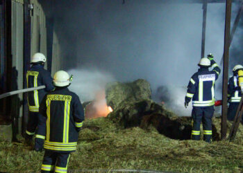 Feuerwehreinsatz in Groß Döbbern: Strohballen in Flammen