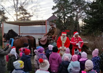 Großräschener Kita-Kids freuen sich über Weihnachtsmannbesuch