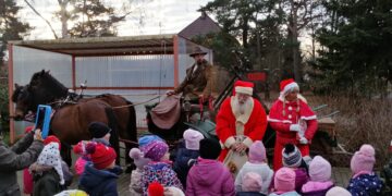 Große Augen machten die Kinder der DRK-Integrationskita, als der Weihnachtsmann mit der Kutsche vorfuhr (DRK-KV Lausitz/J. Schober).