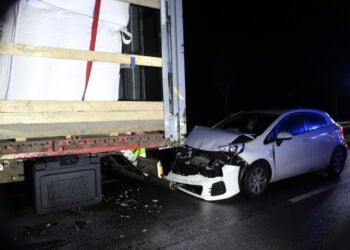 Unfall auf der B169: Pkw kollidiert mit Pannen-Lkw