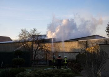 Calau: Verletzte und ausgelaufenes Heizöl bei Werkhallenbrand