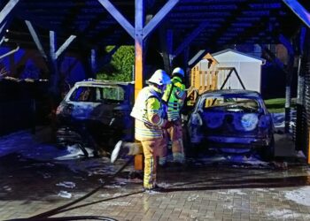 Feuer in Cottbus-Kahren: Zwei Autos unter Carport in Flammen