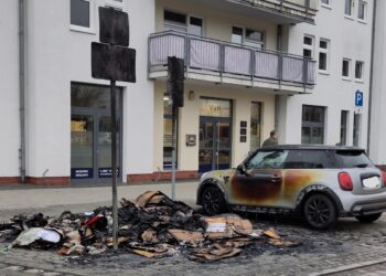 Erneut mehrere Container in Cottbus in Flammen. Auto beschädigt