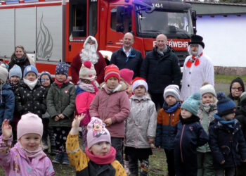 Feuerwehrfahrt bringt Geschenke zu 679 Kita-Kindern in Lauchhammer