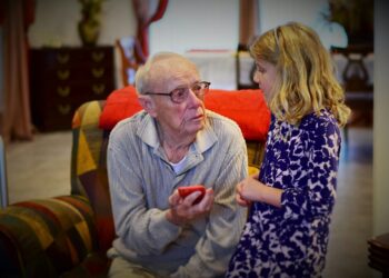 Was ein Pflegesessel für Senioren bieten sollte